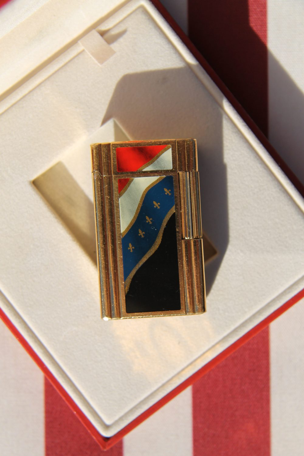S.T. Dupont Révolution Française lighter seen from above, blue lacquer band with gold fleurs de lis